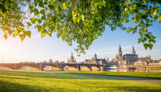 Blick auf Dresden und die Augustusbrücke © Leonid Tit - stock.adobe.com