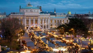 Weihnachtsmarkt am Burgtheater in Wien © Calin Stan - stock.adobe.com