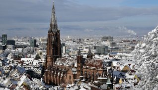 Blick auf das verschneite Freiburg © christiane65 - stock.adobe.com