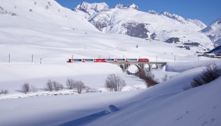 Glacier Express auf dem Oberalppass © Gex AG, Stefan Schlumpf