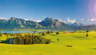 Landschaft mit Alpen im Allgäu und Forggensee © Wolfilser - stock.adobe.com