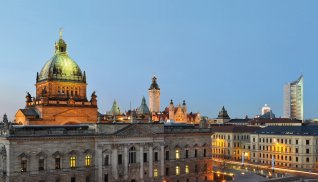 Stadtpanorama am Abend © industrieblick-fotolia.com